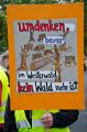 Schild eines Demonstraten: Umdenken, bevor im Westerwald kein Wald mehr ist.